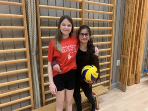 Stella och Lin är bästa vänner och spelar volleyboll i PF09-10